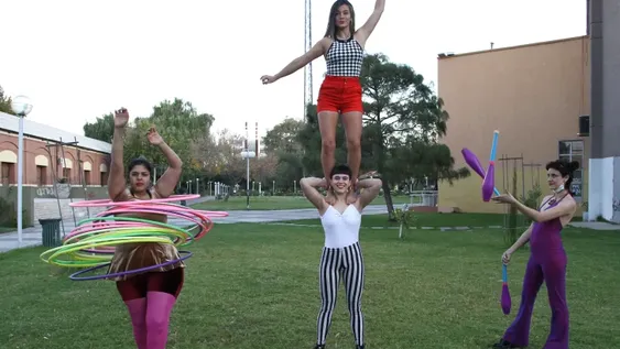 Mujeres de clavas tomar