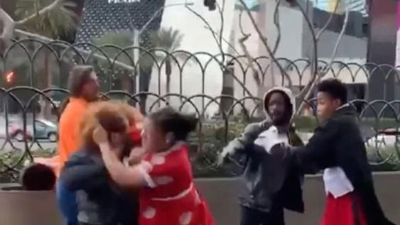 Minnie Mouse le dio una paliza a una agente de seguridad en plena vía pública