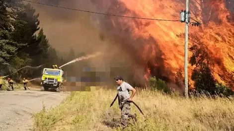 Pese a la lluvia del domingo, sigue crítica la situación de los incendios en El Bolsón
