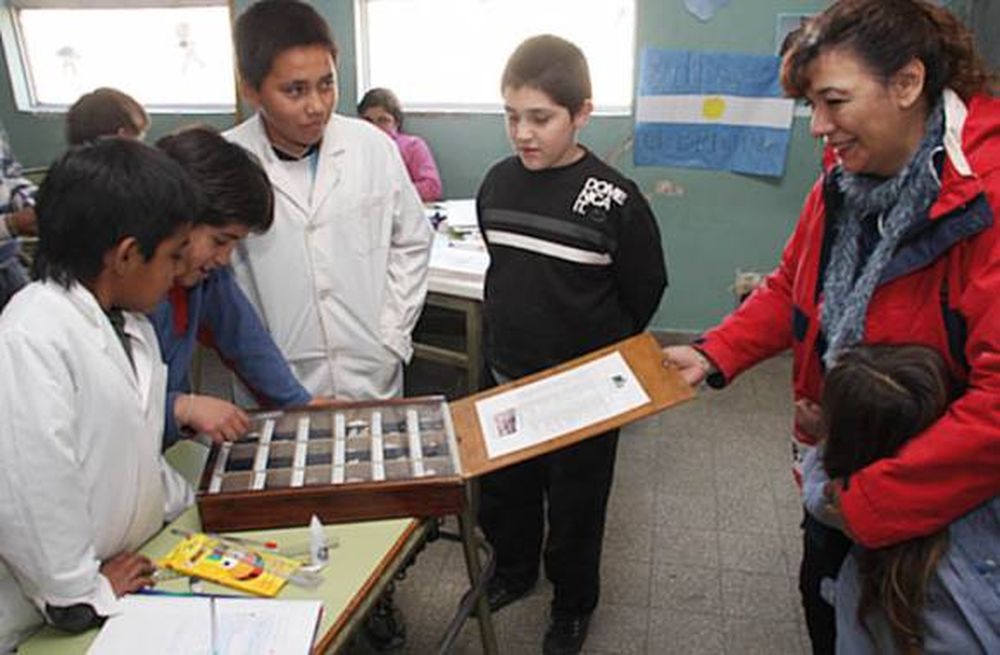 A falta de libros, los medios educan