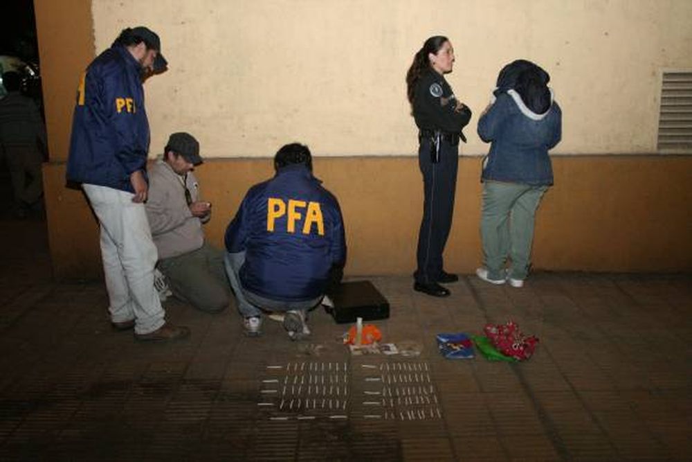 Iba con su nene y 93 porros