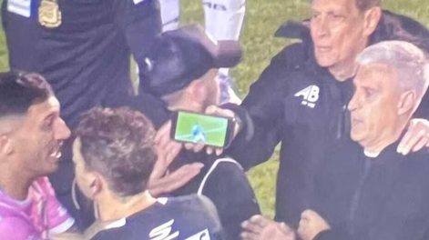 escandalo en floresta: cobro un penal y lo anulo tras ver la jugada en un celular