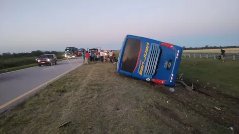 Un colectivo sanjuanino volcó luego de chocar con una máquina agrícola: hubo heridos