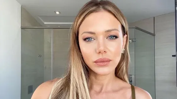 Evangelina Anderson sacudió el verano europeo con un microbikini de lurex