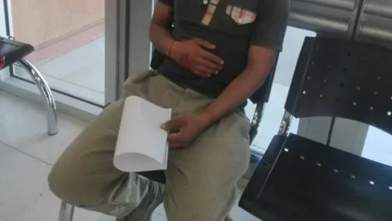 Asaltan a obrero de finca, le gatillan, lo lastiman con un cuchillo y lo tiran a un desagüe