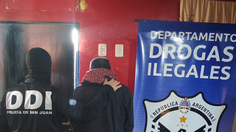 la policia allano dos viviendas, secuestro cocaina y dinero: dos personas quedaron detenidas