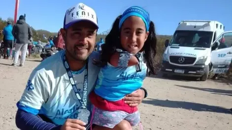 Nació sin brazos ni piernas y su padre le cumplió el deseo de correr una maratón
