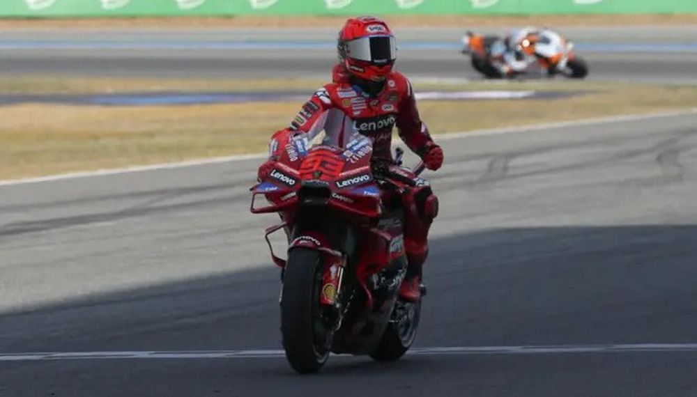 En soledad, luego de haber gestionado un problema con la presión del neumático que lo obligó a correr con mucha inteligencia para terminar la prueba.