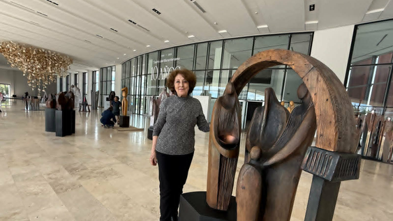 Mirta Romero, en los últimos detalles de la muestra, que inaugurará el jueves en el hall del Teatro del Bicentenario (fotos Daniel Arias - Diario de Cuyo)