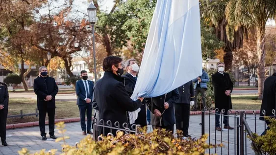 Uñac izó la Bandera para conmemorar los 205 años de la Independencia