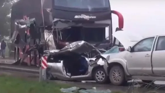 Tres muertos con un micro sanjuanino en múltiple choque