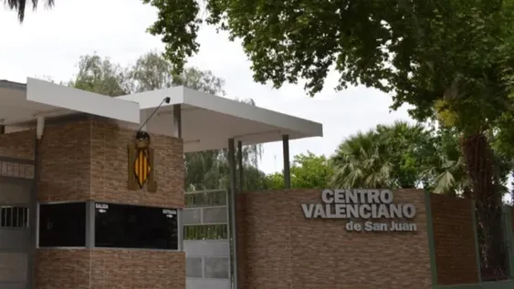 Apuntando a reunir fondos para el hockey sobre patines, Valenciano se viste de punta en blanco para una nueva edición del Carnaval