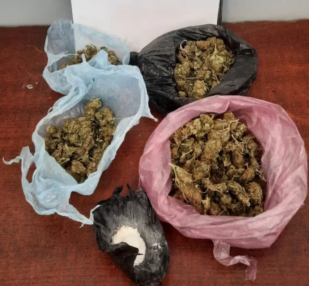 Realizaban maniobras peligrosas en un auto y cuando los detuvieron portaban cocaína y marihuana
