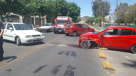 Un accidente dejó al conductor de un Fiat Cronos herido y trasladado al Hospital Rawson