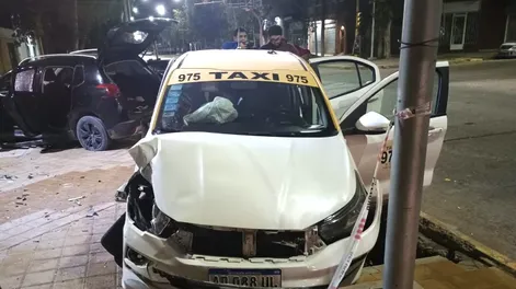 Le robaron a un delivery y viajaron en contramano varios metros hasta chocar violentamente contra un taxi