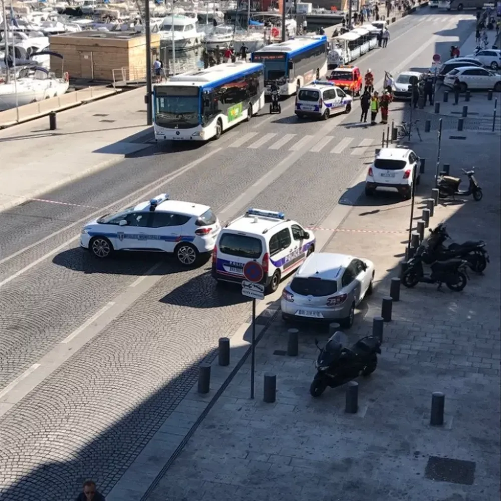 Un auto embistió dos paradas de colectivos en Marsella: hay un muerto