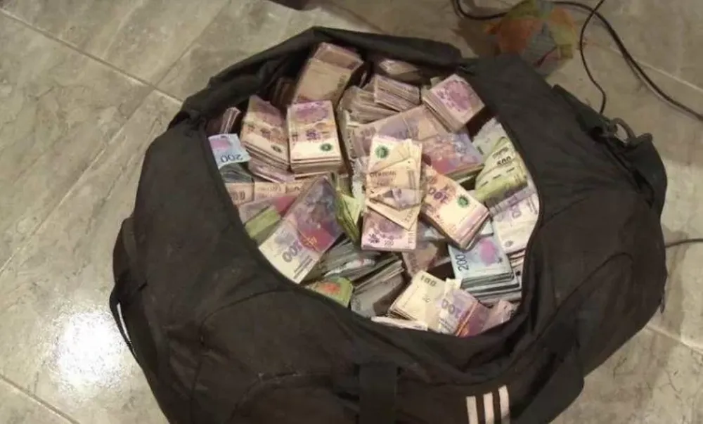 Halló un bolso lleno de plata entre autos estacionados y avisó a la policía