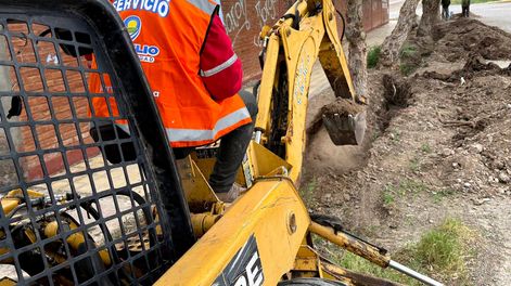 En 9 de Julio cavan acequias para mitigar las posibles inundaciones.