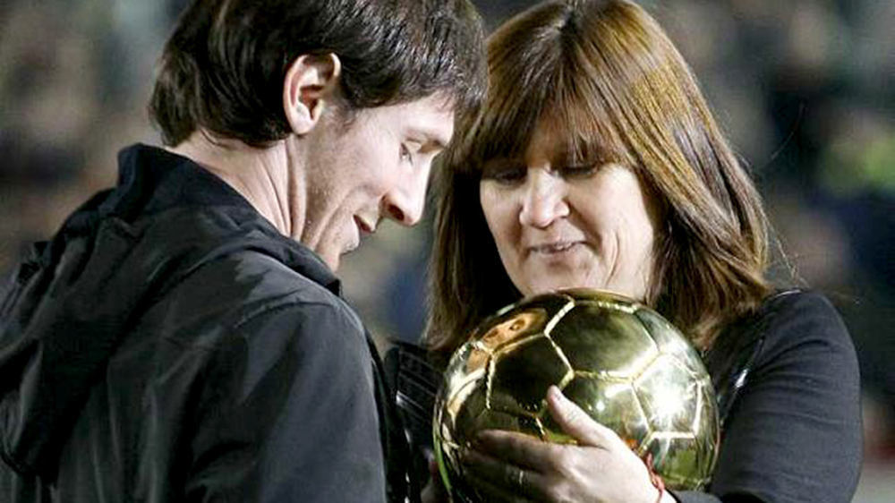 Celia Cuccittini le entregó a Lionel Messi su primer Balón de Oro en el Camp Nou, en 2009, en uno de los momentos más emotivos para la familia.