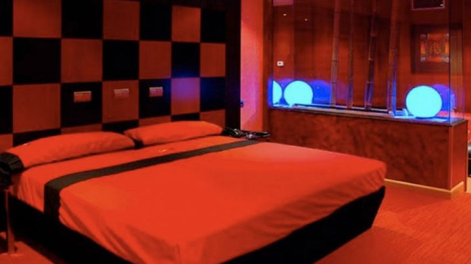 Una noche de pasión en un hotel alojamiento terminó con una mujer golpeada y su pareja detenida