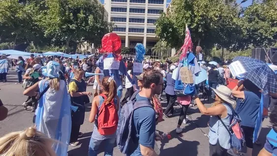 Docentes autoconvocados decidieron continuar con el paro este jueves