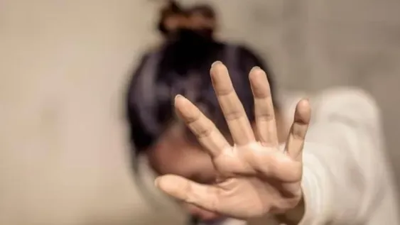 Vivió en una relación violenta 8 años y demostró 4 ataques de su pareja, él no irá preso