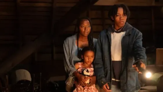 Este thriller combina terror sobrenatural con drama familiar y te va a dejar los pelos de punta con sus fuertes escenas.