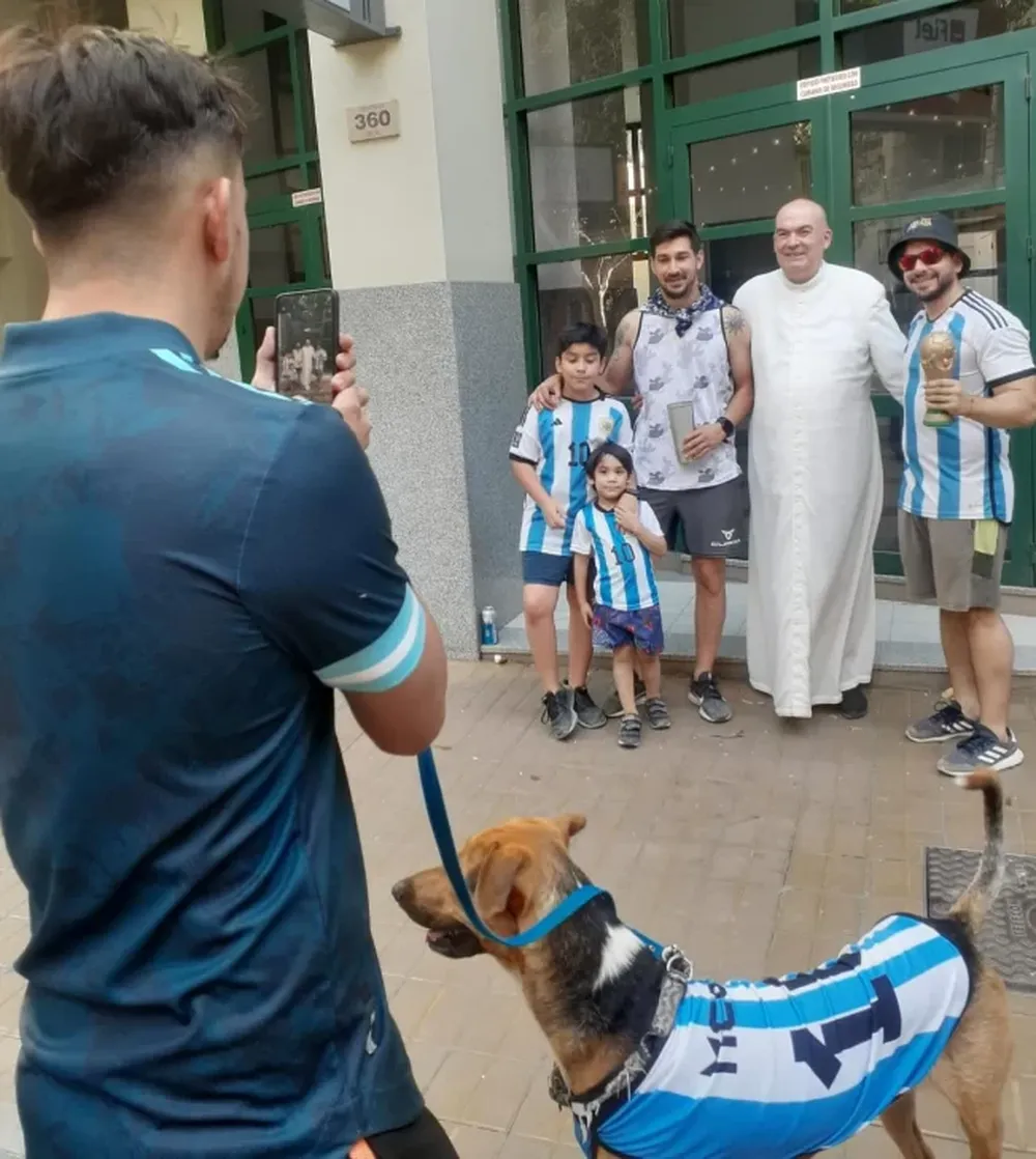 “¡Padre la la la!”: el simpático momento cuando Rómulo Cámpora se sumó a los festejos