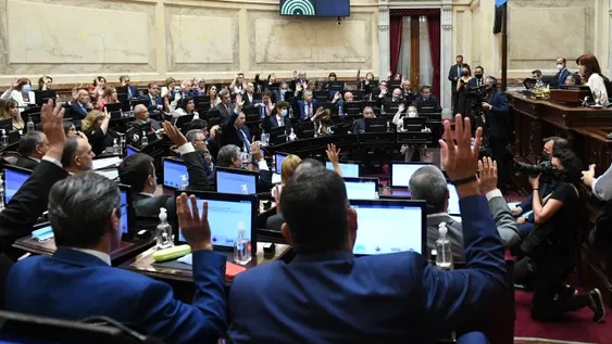 Alberto tiene luz verde del Congreso para refinanciar la deuda con el FMI