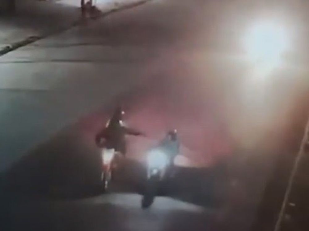 [VIDEO] Asesinaron a tiros a un joven de 19 años para robarle su moto