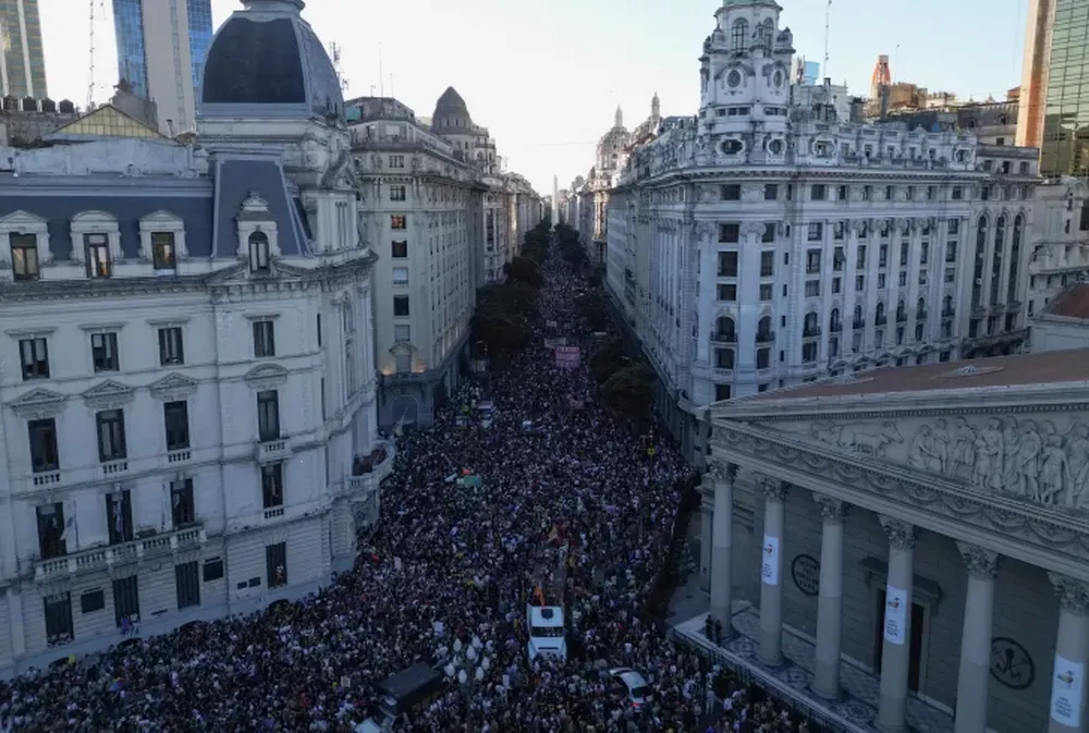 Colpaso. Las calles que unen el Congreso con Plaza de Mayo, desbordadas como con la marcha universitaria en 2024.