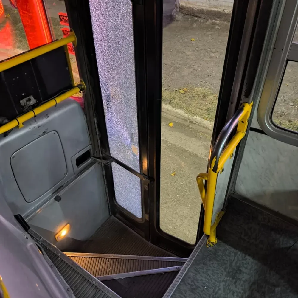 Línea 403 dañada por pedradas.-