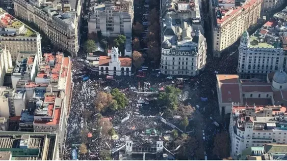 PLAZA COPADA. No fue la marcha histórica prometida pero, por CFK, el PJ volvió a mostrar su enorme poder de movilización.