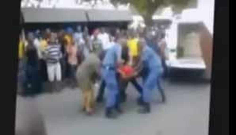 Sudáfrica: hombre murió tras ser arrastrado por un móvil policial
