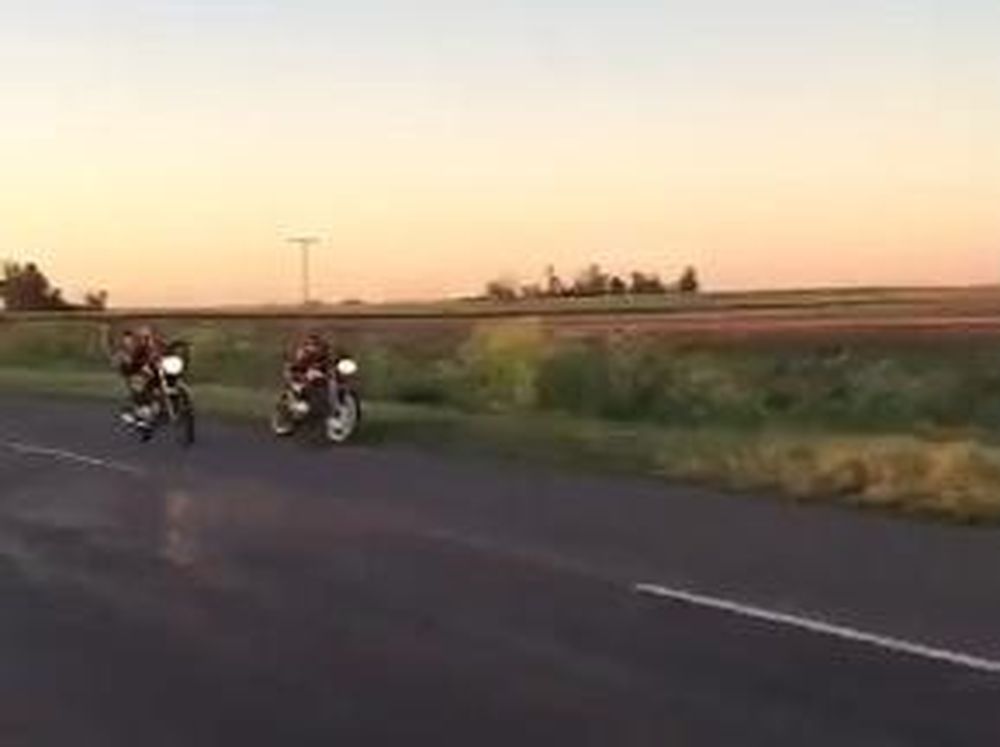Corrían una picada de motos en una ruta y se estrellaron contra un grupo de personas