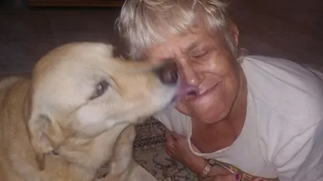 Un perro se metió a un lago y lo cazó un cocodrilo: su dueña lo rescató peleando con el reptil