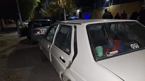 Robaron de un auto, huyeron y terminaron detenidos con el botín en la mano