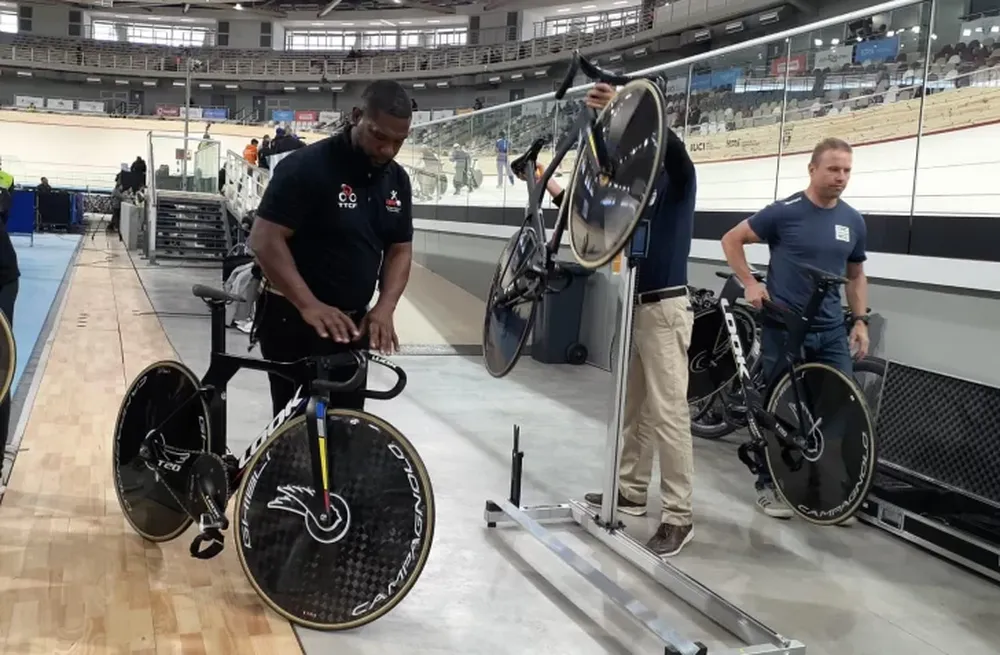 El “maquillaje” y la “balanza”: el detrás de escena antes de salir a pista