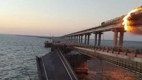 Crimea: así fue la explosión del único puente que lo conecta con Rusia