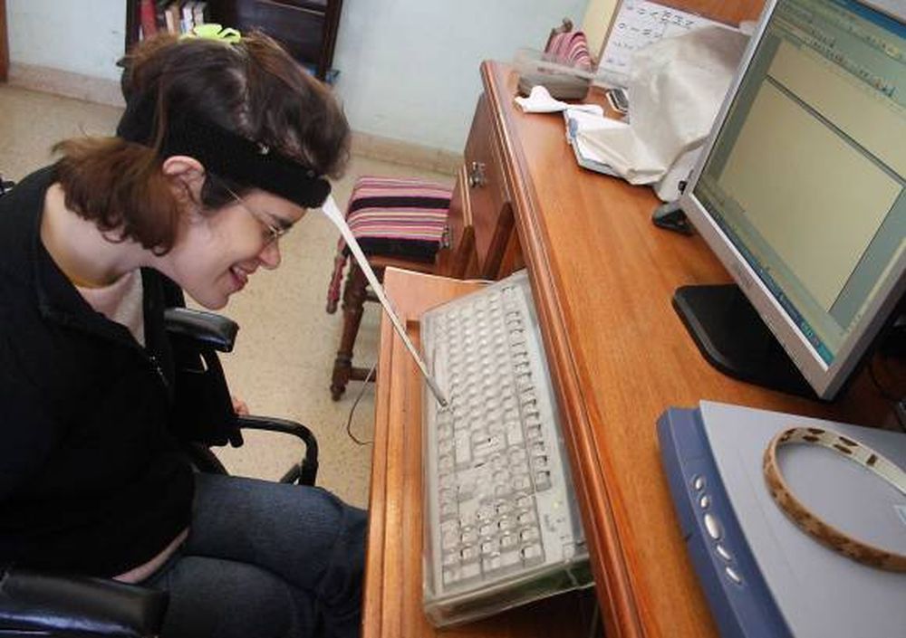 La chica que escribe con su frente