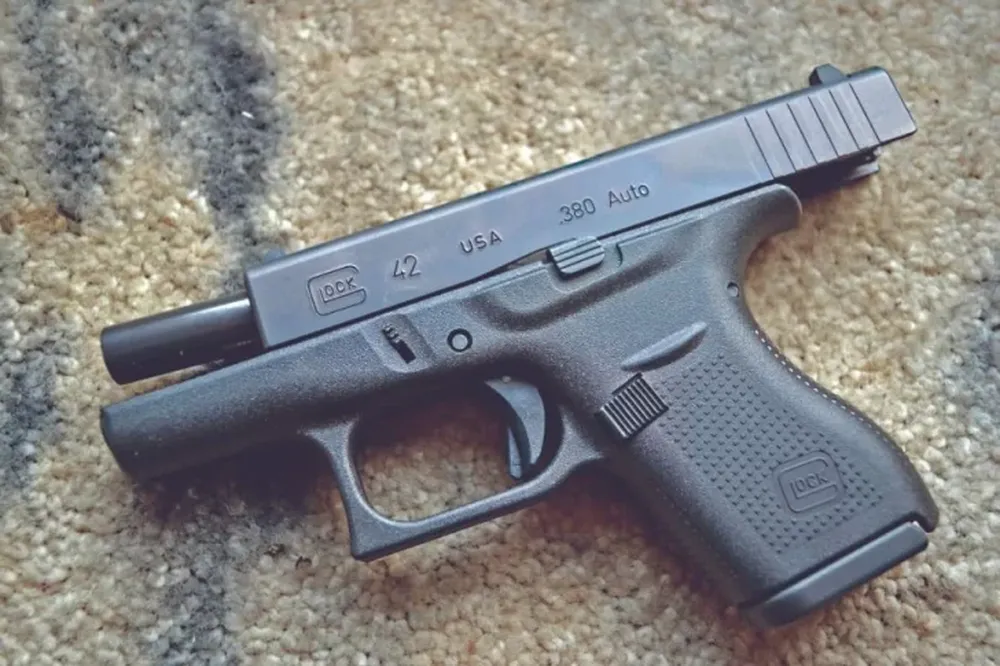 Pidieron una gaseosa en un kiosco y aprovecharon para llevarse plata y cerveza