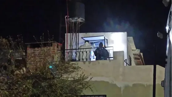 Hallan a una mujer asesinada a golpes y buscan a su pareja, que tenía una perimetral