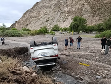 La camioneta terminó volcada en el cauce tras el accidente registrado en el ingreso a Pedernal, en Sarmiento. La camioneta terminó volcada en el cauce tras el accidente registrado en el ingreso a Pedernal, en Sarmiento.