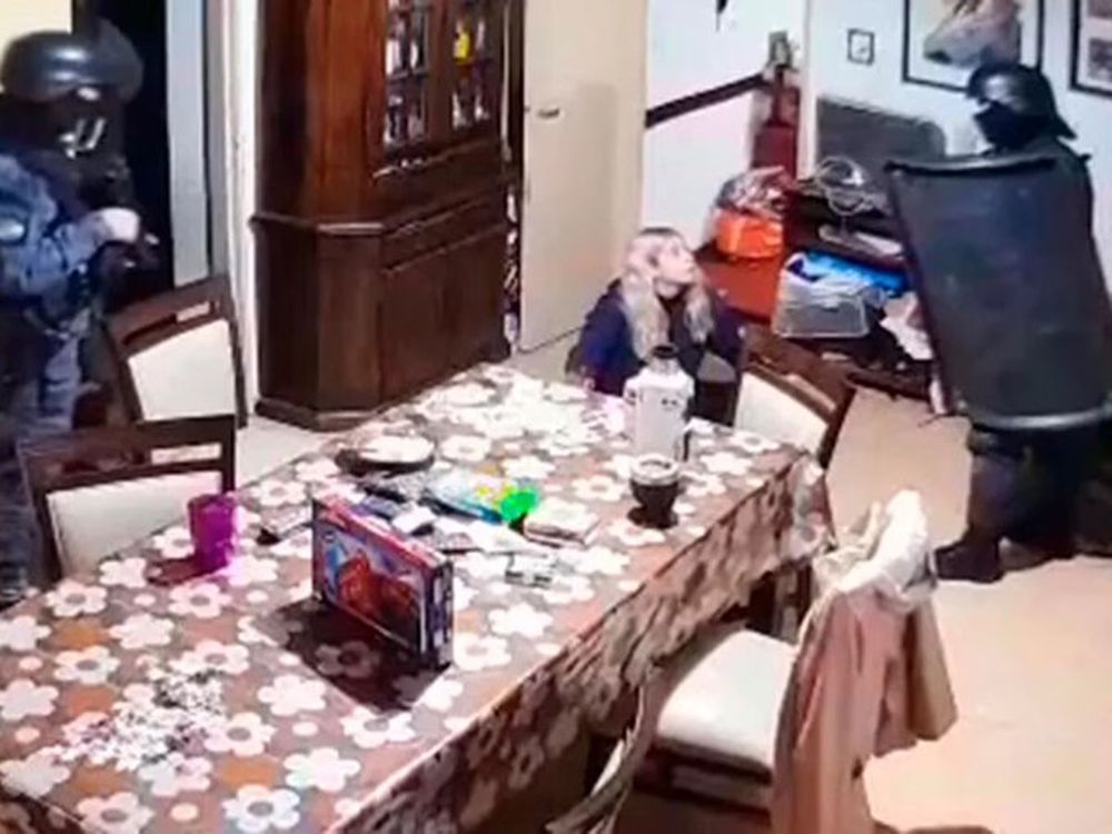 La Policía allanó una casa por error y unos hermanitos vivieron un momento de terror