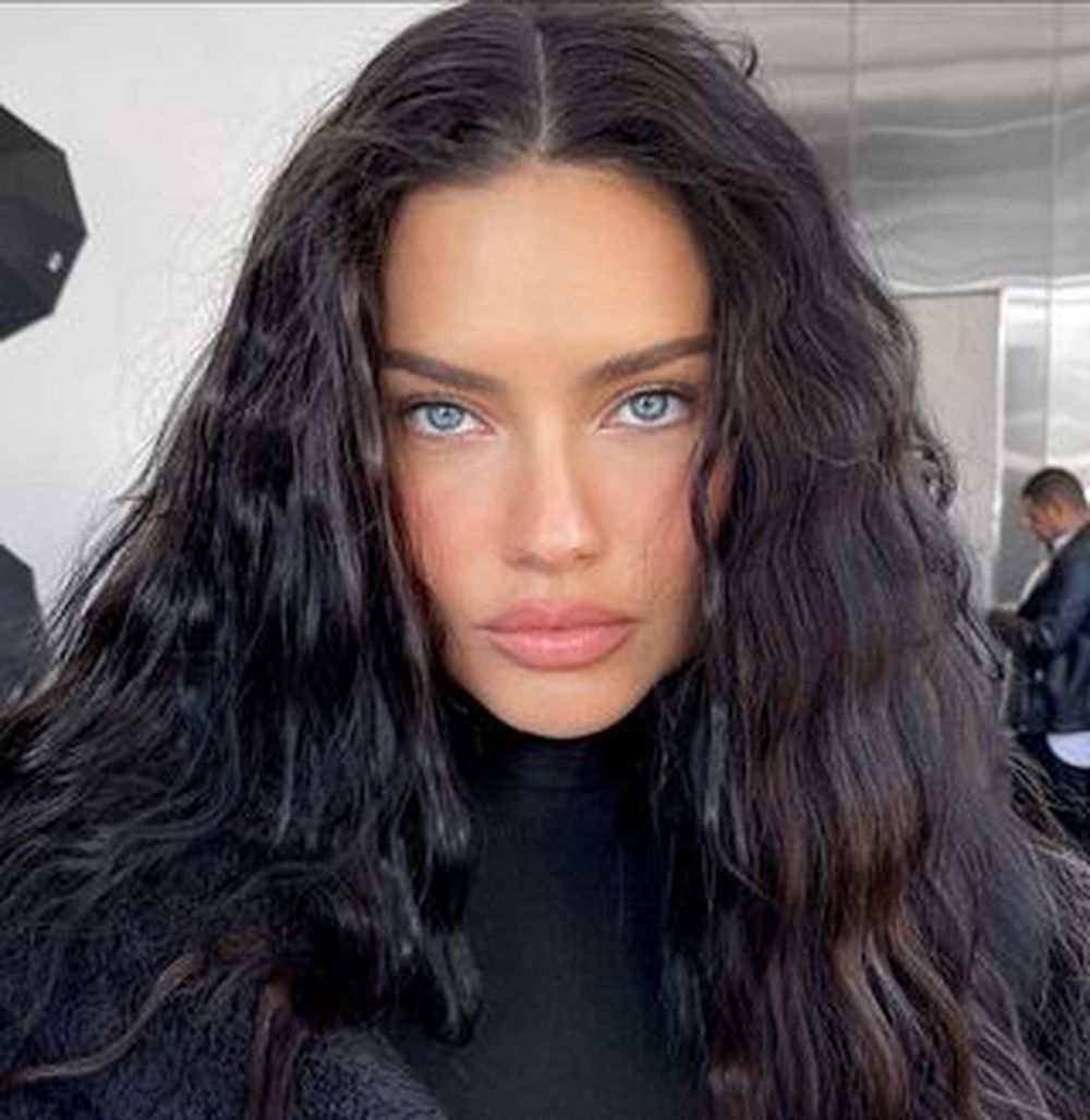 Las mejores fotos elevadas de tono de Adriana Lima, la modelo brasileña en The Best