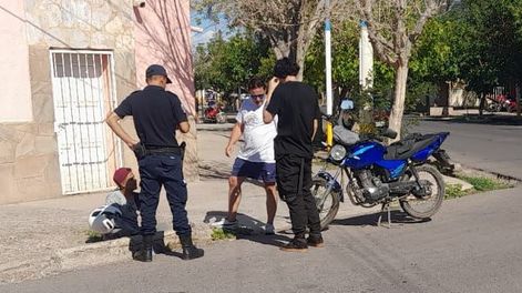 Un motociclista sufrió lesiones graves al chocar contra un auto en Rawson