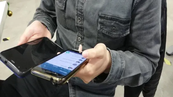 Aprovechó que la puerta de una casa estaba abierta, entró y le quitó los celulares a dos menores