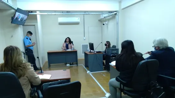 Admitió que se masturbaba frente a sus hijas viendo porno, una lo filmó, condenado