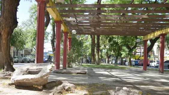 Roturas, basura y sequía en un  bulevar que abarca 10 cuadras