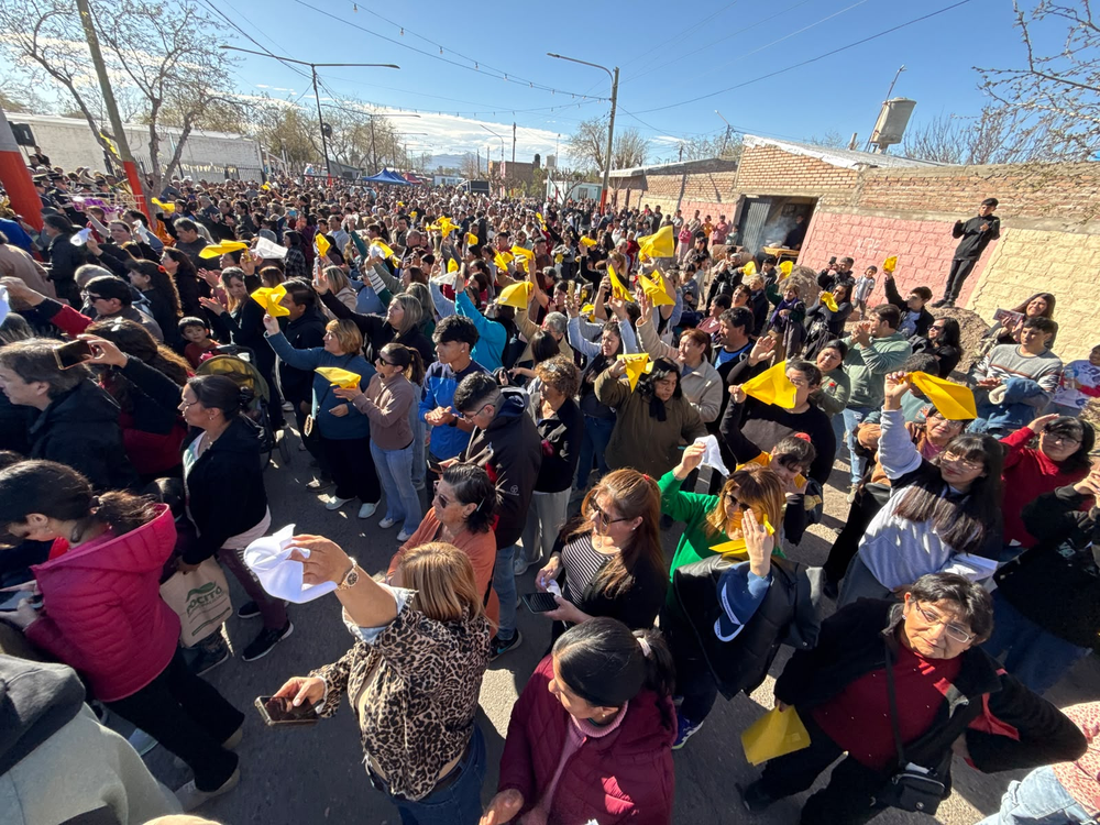 El color amarillo, que simboliza al Papa, invadió la procesión de San Cayetano.